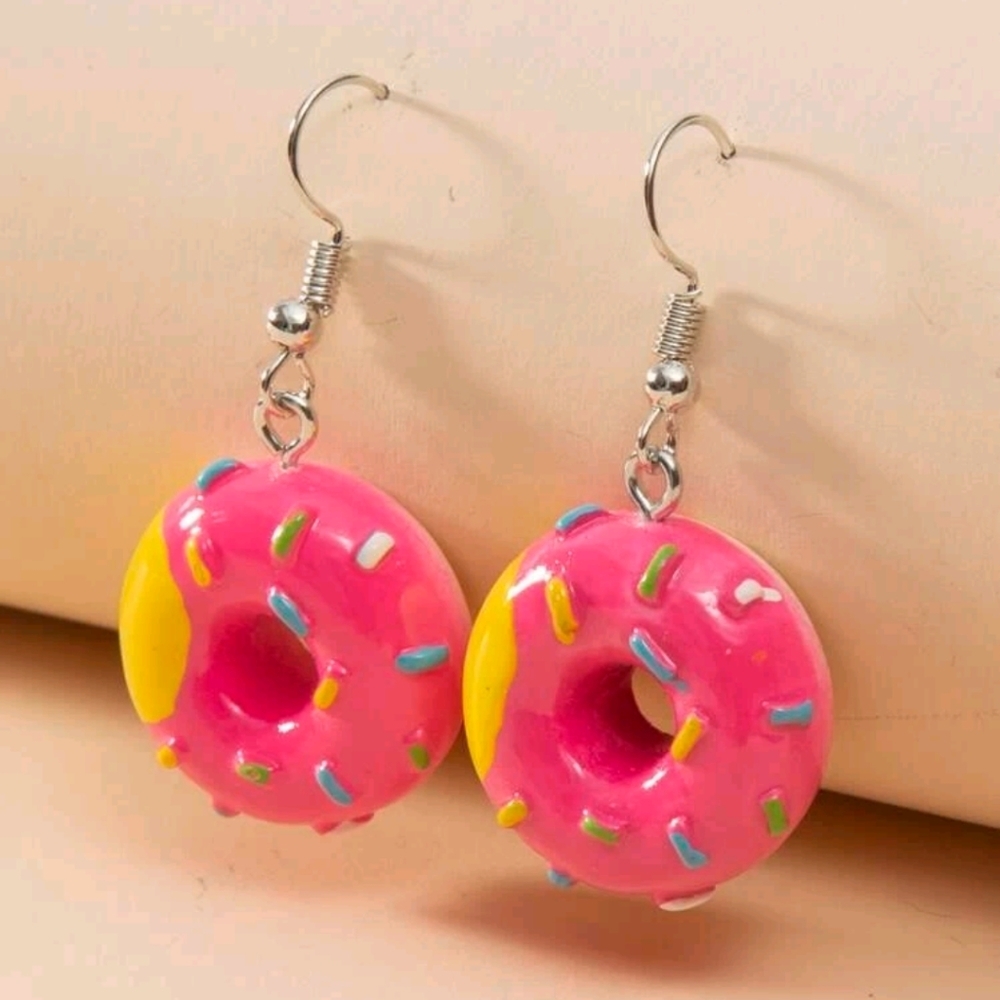✨3 FOR $28✨🆕🍩 CUTE SPRINKLED DONUT DROP EARRINGS